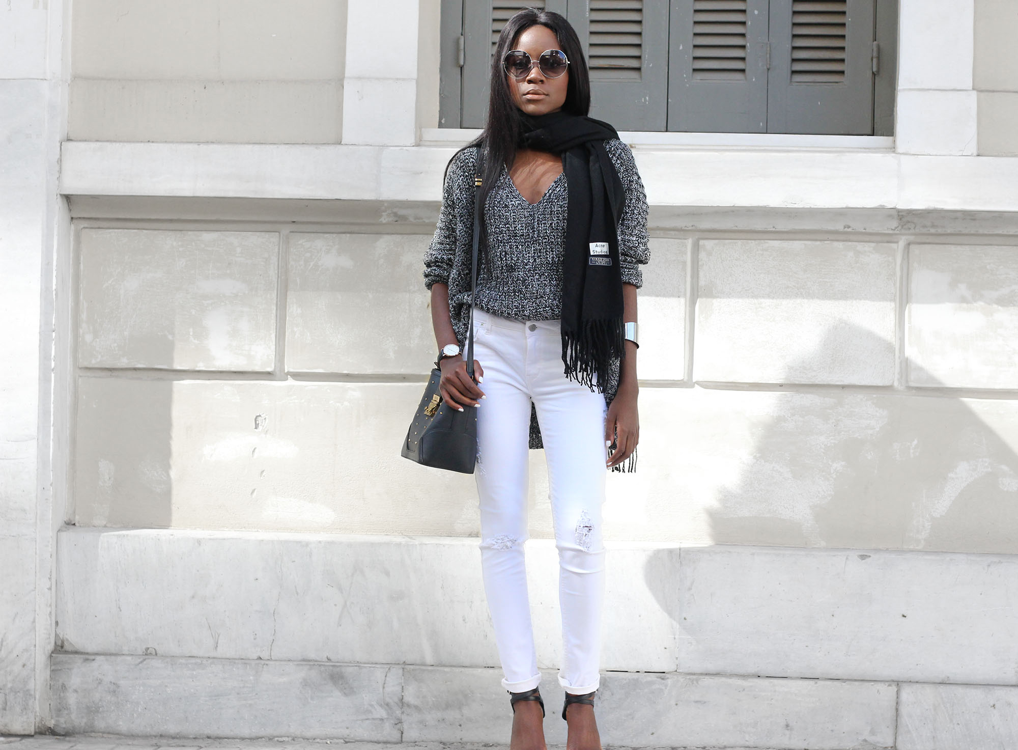how-to-wear-white-jeans-in-colder-weather