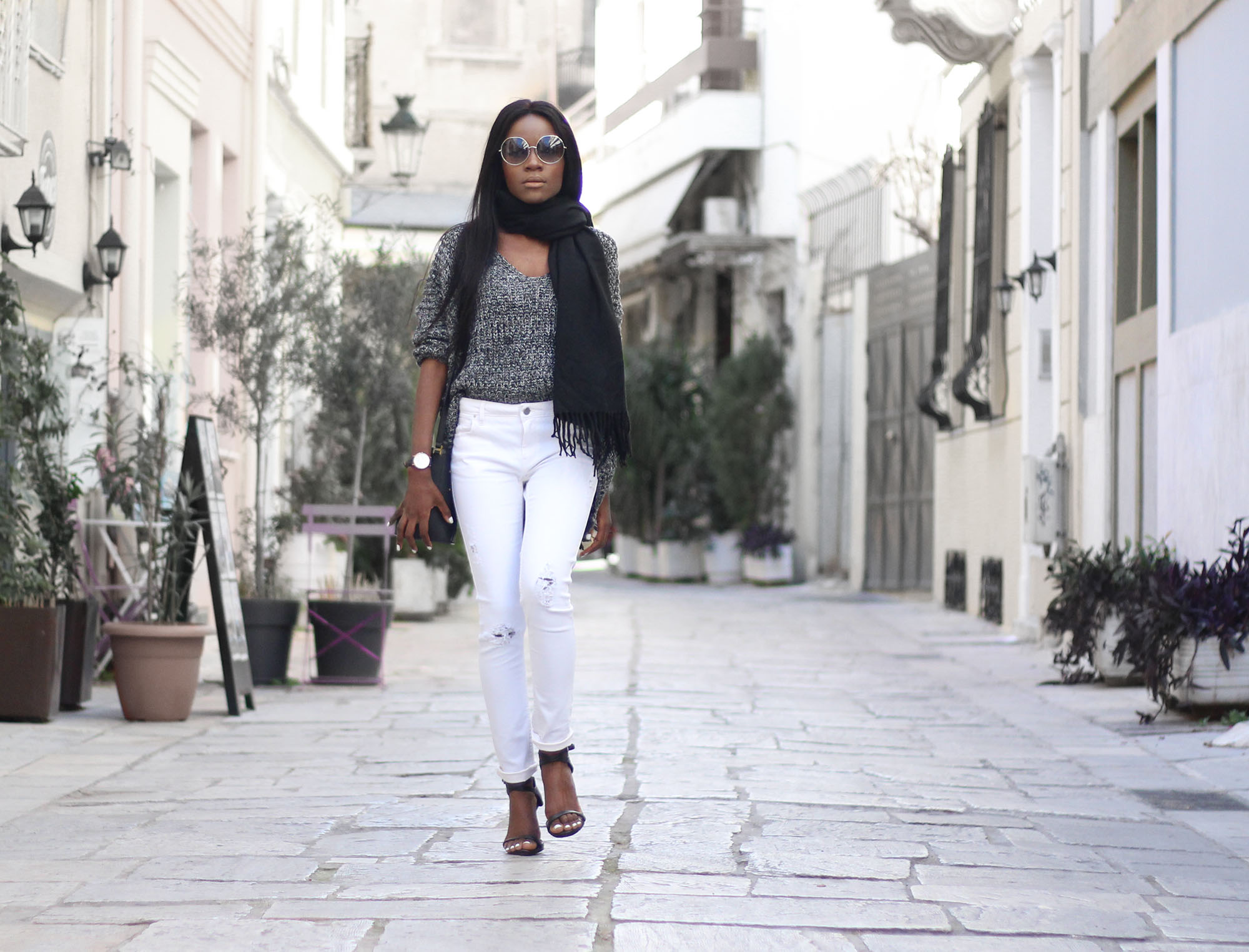 how-to-wear-white-jeans-in-colder-weather